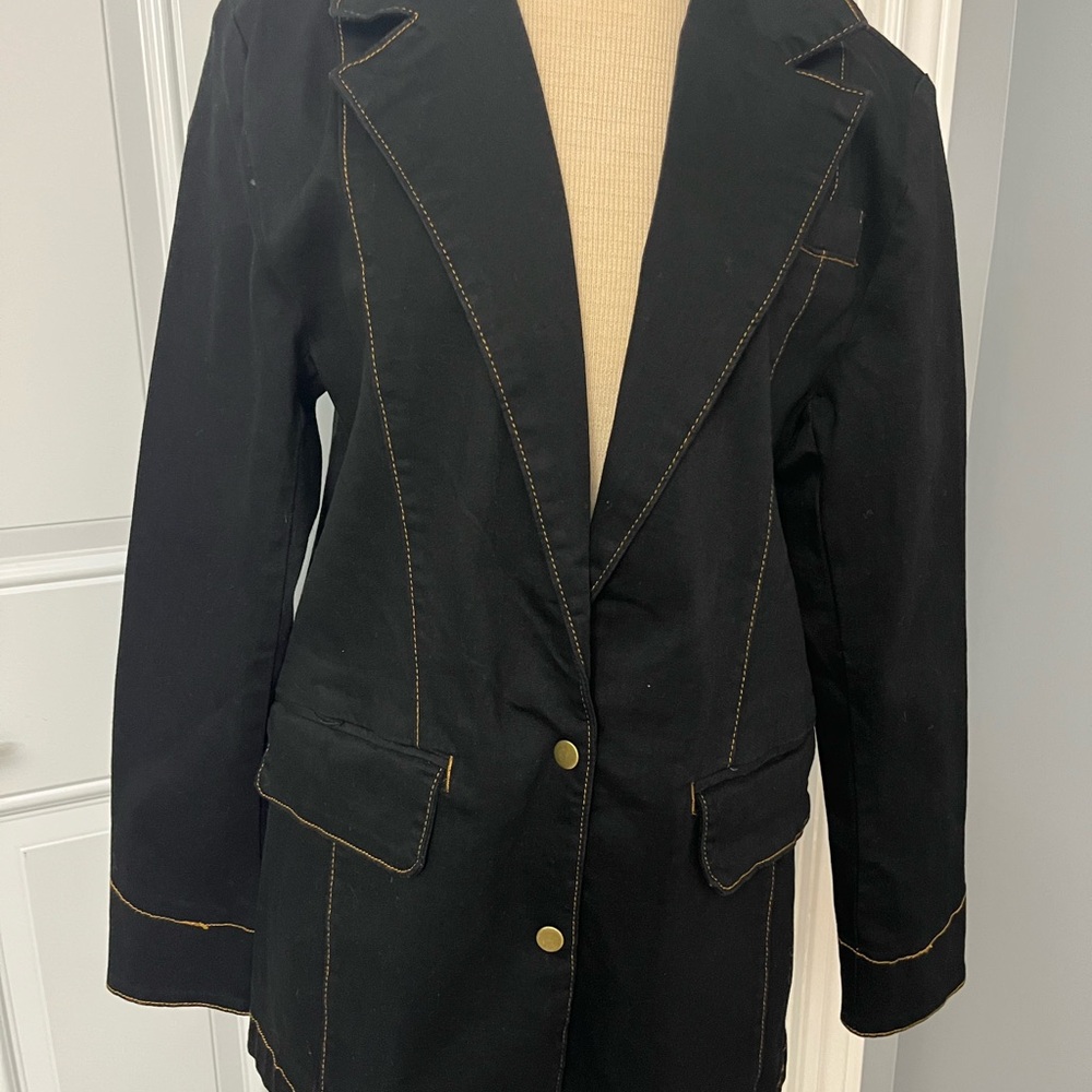 🔥124–NWT Elegant Black Blazer with Gold Accents